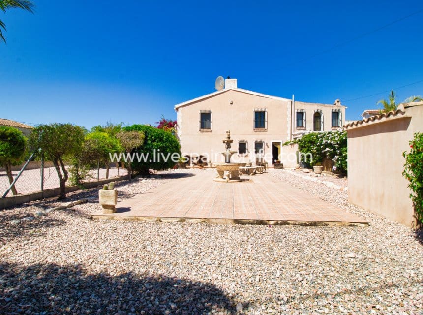 Finca/Casa Rural de 5 habitaciones en Albatera en venta con garaje - 320.000 € (Ref: 9985296)