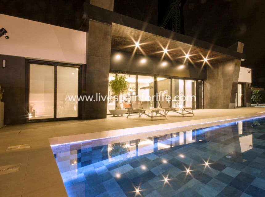 3 soveværelse Villa til salg i Ciudad Quesada med swimmingpool - € 1.099.000 (Ref: 9995356)