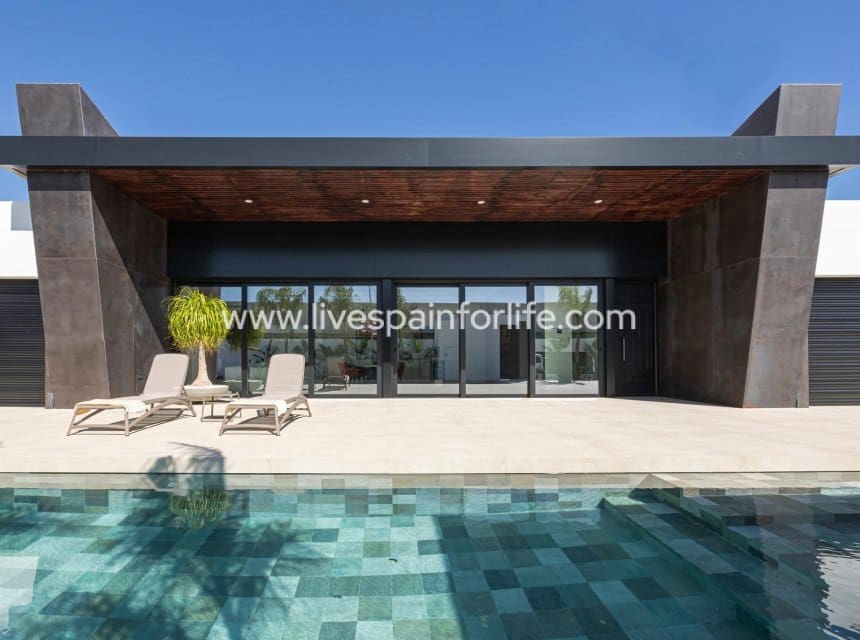 3 soveværelse Villa til salg i Ciudad Quesada med swimmingpool - € 1.099.000 (Ref: 9995356)