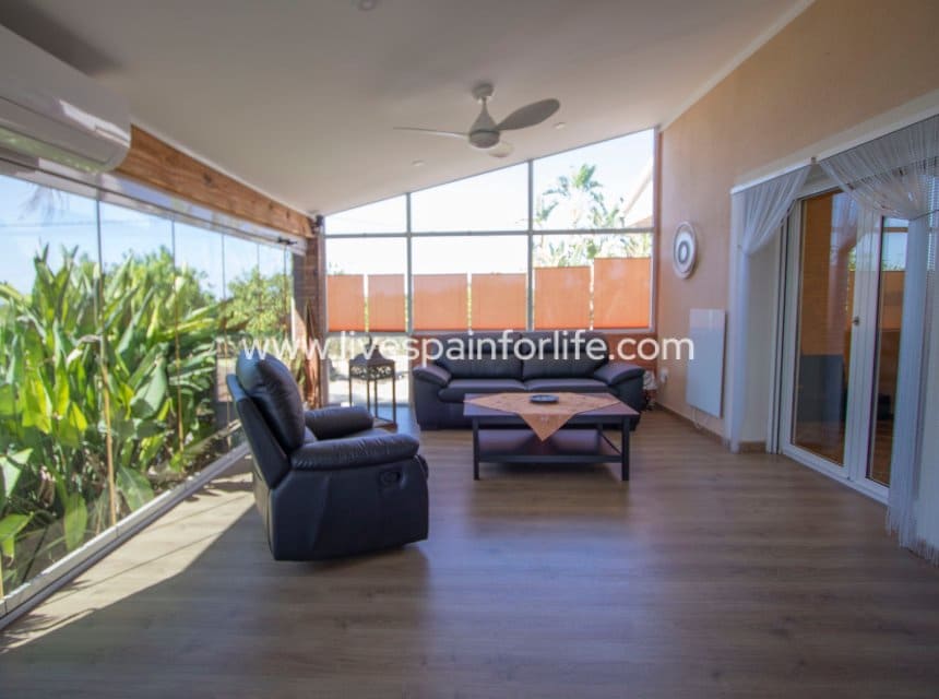 3 sypialnia Finka/Dom wiejski na sprzedaż w Jacarilla z basenem garażem - 559 000 € (Ref: 9996022)