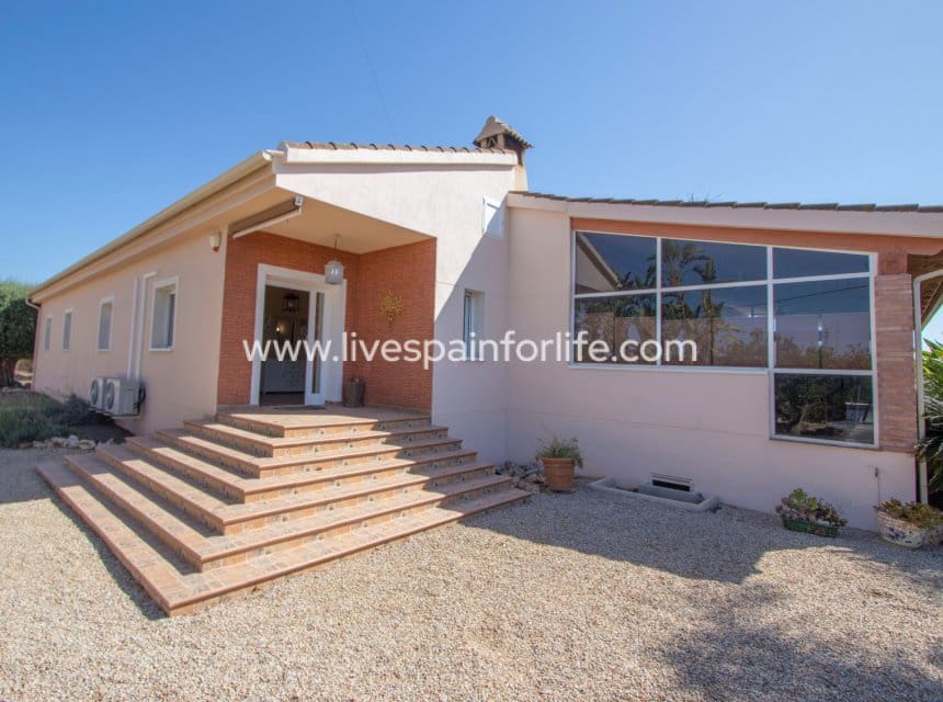 3 sypialnia Finka/Dom wiejski na sprzedaż w Jacarilla z basenem garażem - 559 000 € (Ref: 9996022)