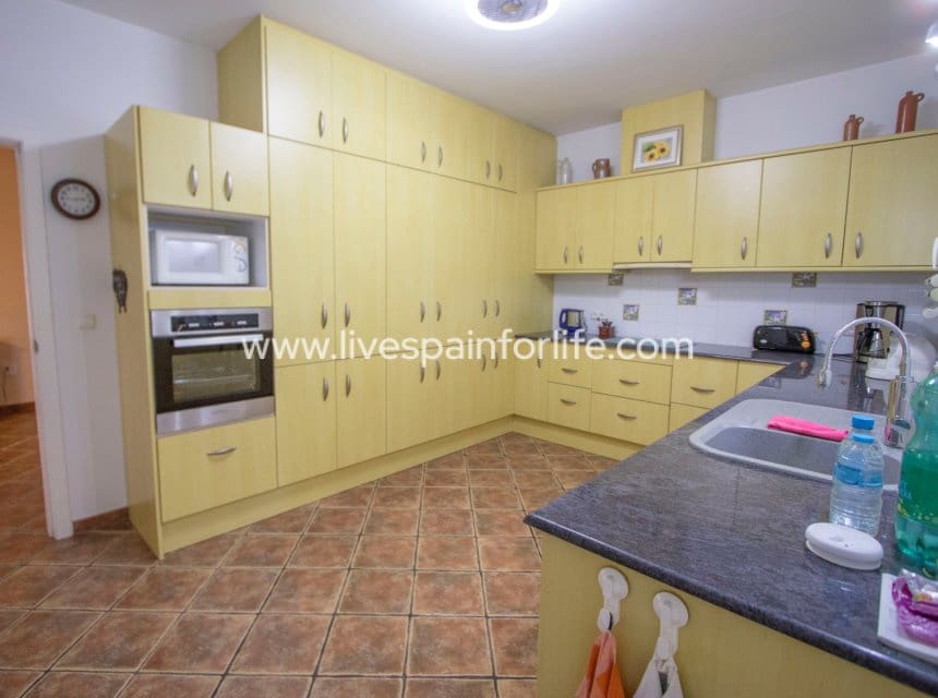 3 sypialnia Finka/Dom wiejski na sprzedaż w Jacarilla z basenem garażem - 559 000 € (Ref: 9996022)