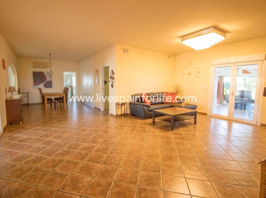 3 sypialnia Finka/Dom wiejski na sprzedaż w Jacarilla z basenem garażem - 559 000 € (Ref: 9996022)