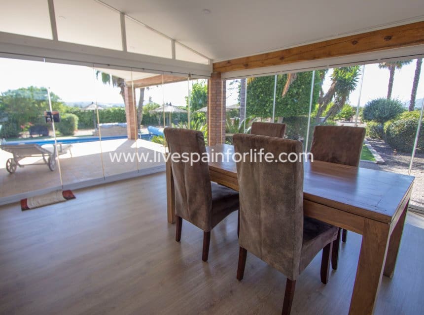3 sypialnia Finka/Dom wiejski na sprzedaż w Jacarilla z basenem garażem - 559 000 € (Ref: 9996022)