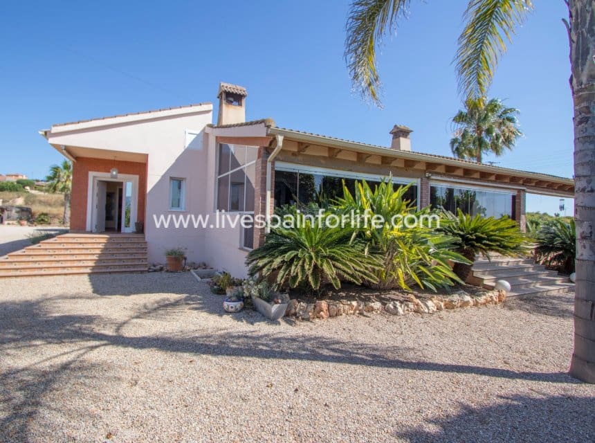 3 sypialnia Finka/Dom wiejski na sprzedaż w Jacarilla z basenem garażem - 559 000 € (Ref: 9996022)