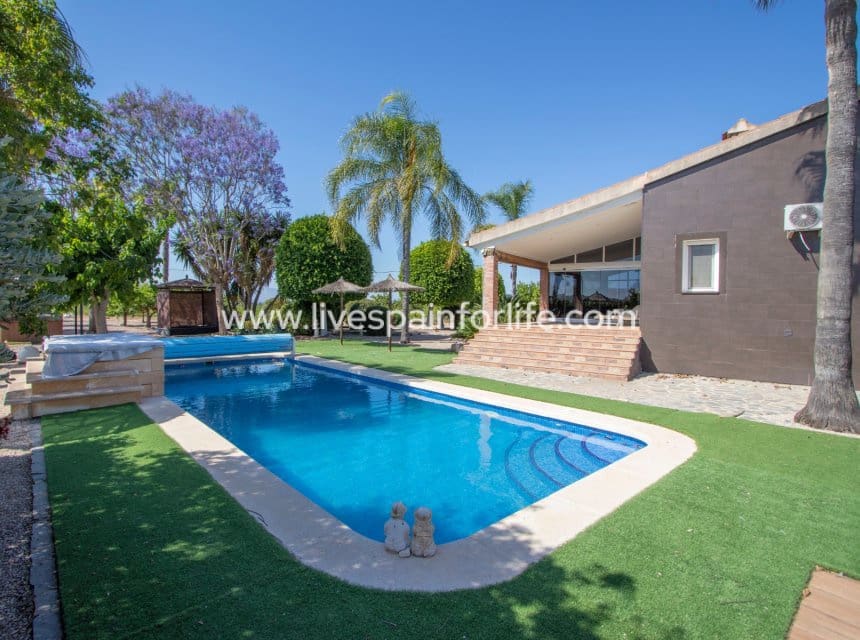 3 sypialnia Finka/Dom wiejski na sprzedaż w Jacarilla z basenem garażem - 559 000 € (Ref: 9996022)