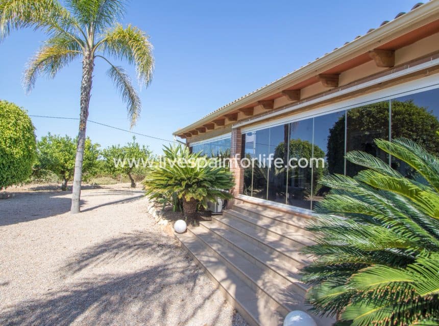 3 sypialnia Finka/Dom wiejski na sprzedaż w Jacarilla z basenem garażem - 559 000 € (Ref: 9996022)