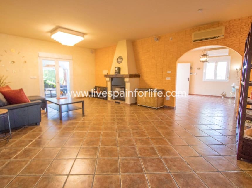 3 sypialnia Finka/Dom wiejski na sprzedaż w Jacarilla z basenem garażem - 559 000 € (Ref: 9996022)