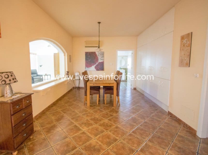 3 sypialnia Finka/Dom wiejski na sprzedaż w Jacarilla z basenem garażem - 559 000 € (Ref: 9996022)
