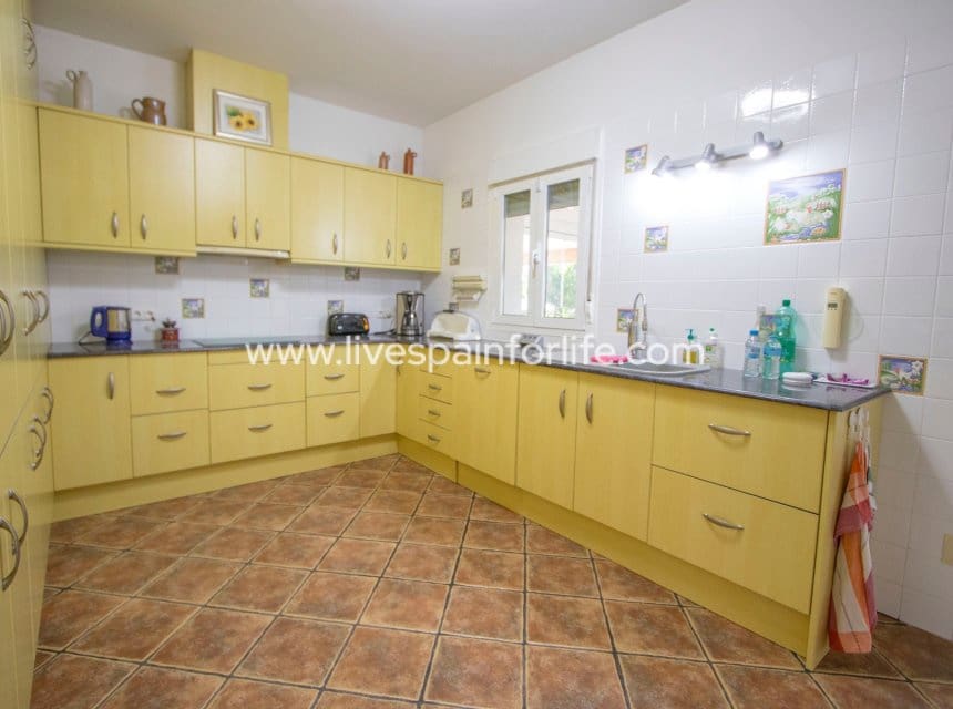 3 sypialnia Finka/Dom wiejski na sprzedaż w Jacarilla z basenem garażem - 559 000 € (Ref: 9996022)