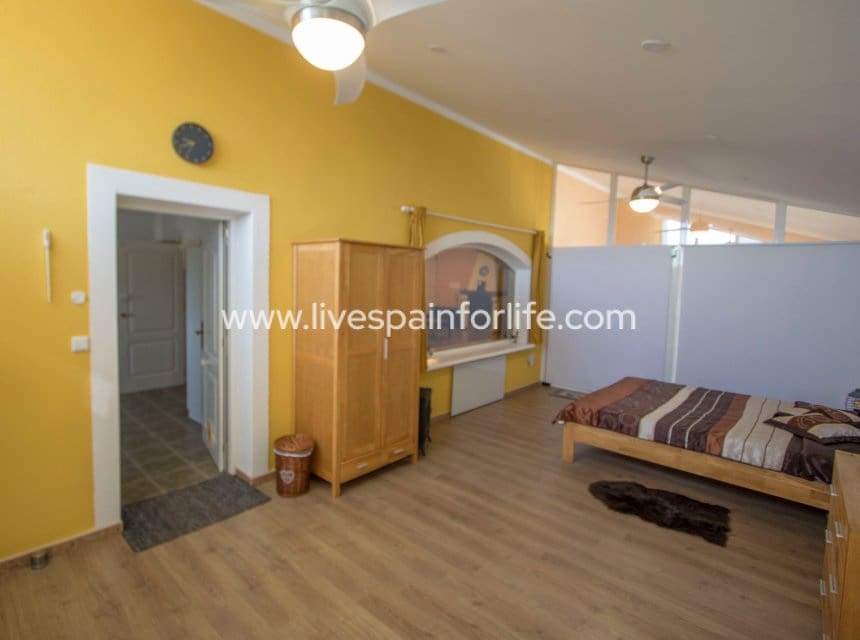 3 sypialnia Finka/Dom wiejski na sprzedaż w Jacarilla z basenem garażem - 559 000 € (Ref: 9996022)