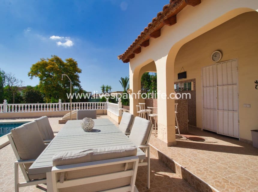 3 slaapkamer Finca/Landhuis te koop in Catral met zwembad garage - € 425.000 (Ref: 9996178)
