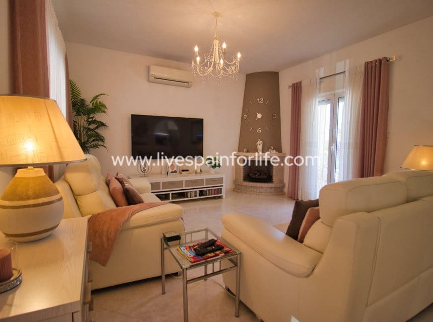 3 slaapkamer Finca/Landhuis te koop in Catral met zwembad garage - € 425.000 (Ref: 9996178)