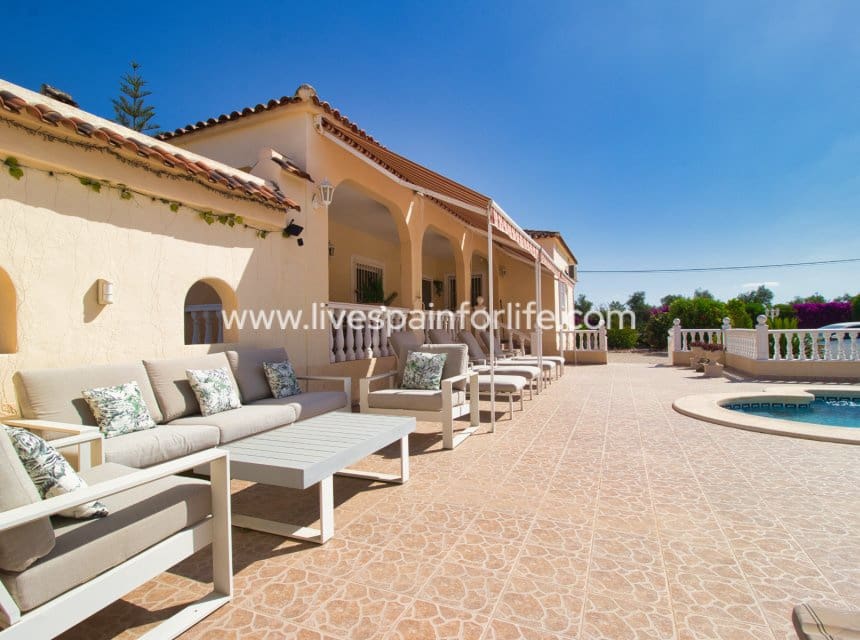 3 slaapkamer Finca/Landhuis te koop in Catral met zwembad garage - € 425.000 (Ref: 9996178)