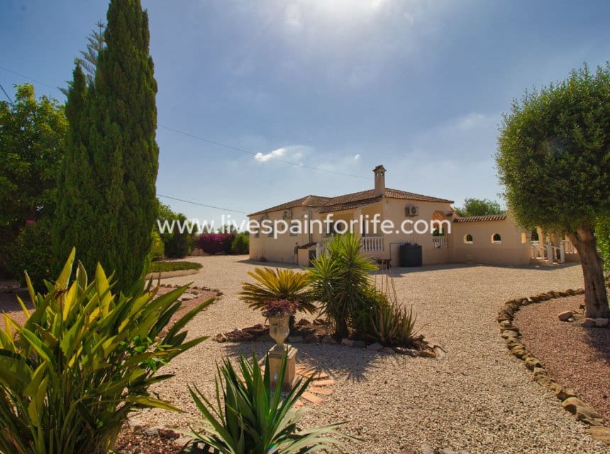 3 slaapkamer Finca/Landhuis te koop in Catral met zwembad garage - € 425.000 (Ref: 9996178)