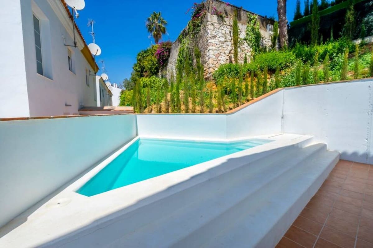 5 soveværelse Semi-Rækkehus til salg i Artola med swimmingpool garage - € 645.000 (Ref: 8872854)