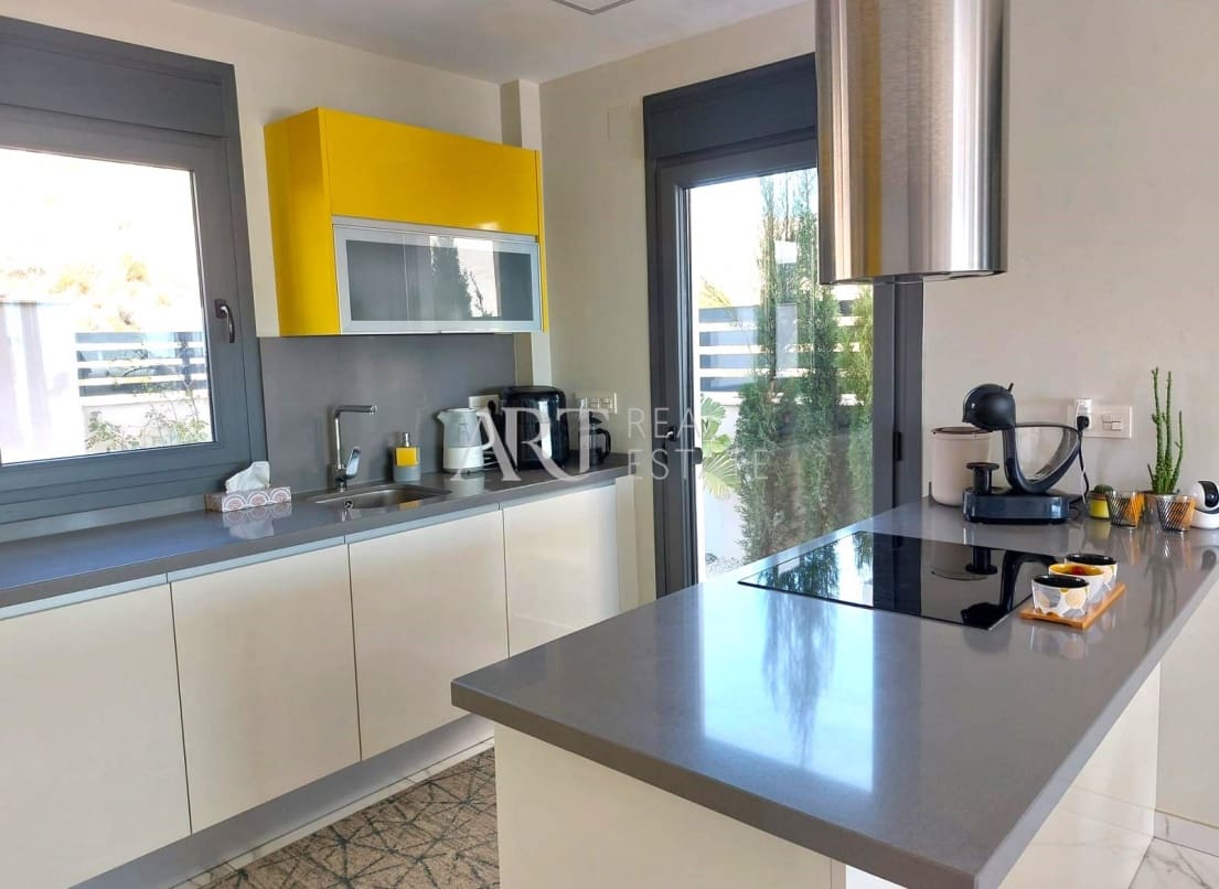 3 soveværelse Villa til salg i Cala de Finestrat med swimmingpool - € 695.000 (Ref: 7945529)