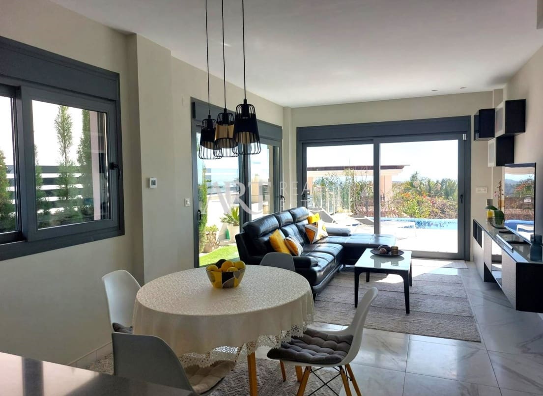 3 soveværelse Villa til salg i Cala de Finestrat med swimmingpool - € 695.000 (Ref: 7945529)