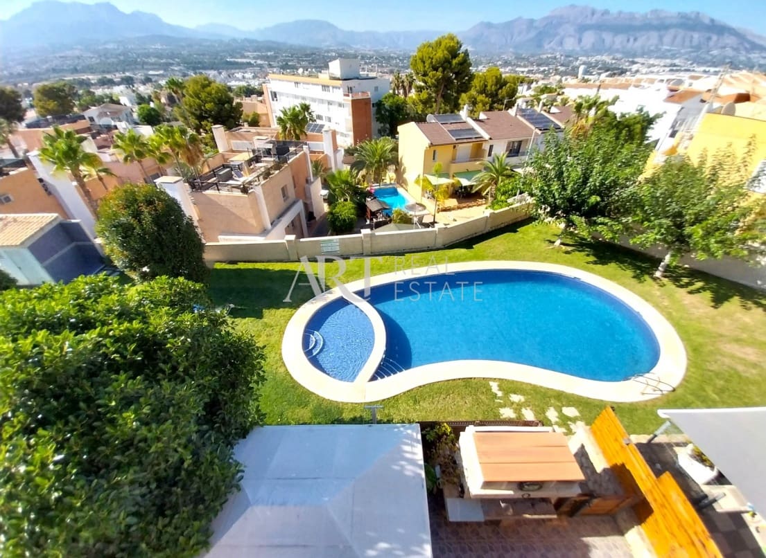 4 soveværelse Semi-Rækkehus til salg i Albir med swimmingpool garage - € 460.000 (Ref: 8304680)