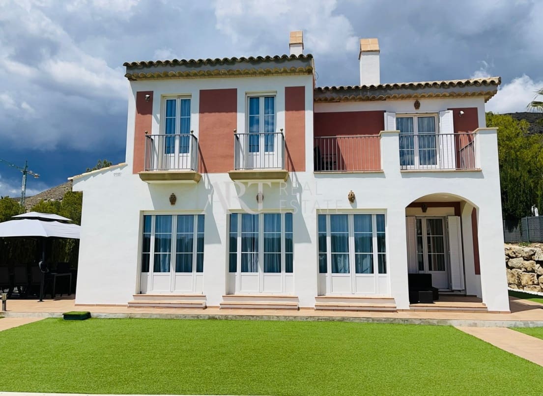 4 bedroom Villa for sale in Finestrat with pool - € 810,000 (Ref: 8369899)