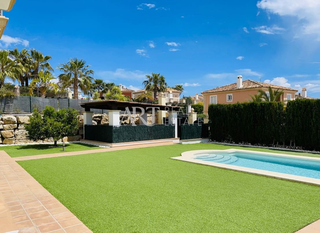4 bedroom Villa for sale in Finestrat with pool - € 810,000 (Ref: 8369899)
