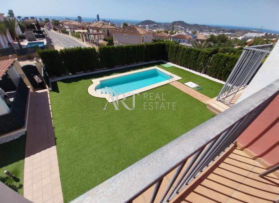 4 bedroom Villa for sale in Finestrat with pool - € 810,000 (Ref: 8369899)