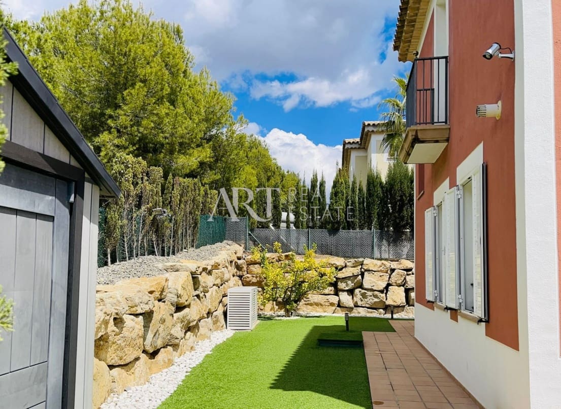 4 bedroom Villa for sale in Finestrat with pool - € 810,000 (Ref: 8369899)