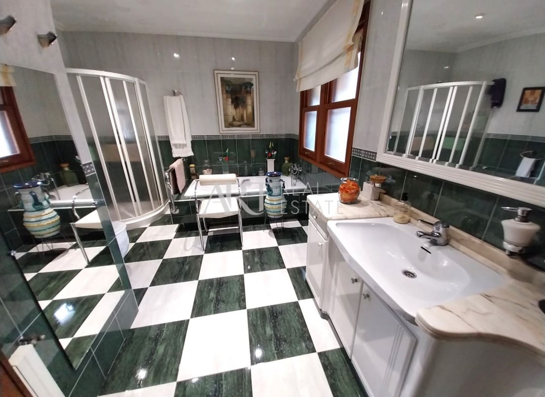 6 quarto Moradia para venda em La Nucia com piscina - 594 000 € (Ref: 8743844)