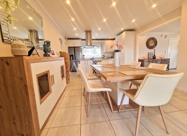 6 bedroom Villa for sale in Pueblo - Urbanizaciones, Alfaz del Pi / L'Alfàs del Pi with pool - € 725,000 (Ref: 8830444)