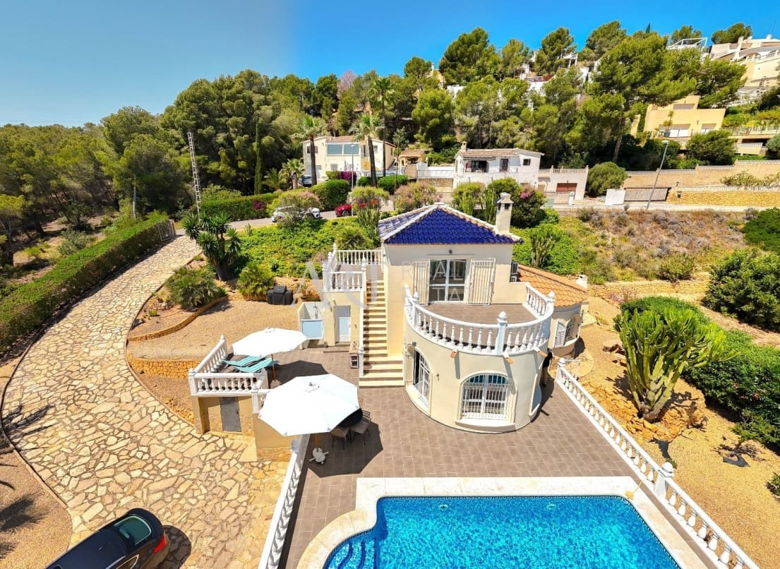 3 soveværelse Villa til salg i La Nucia med swimmingpool - € 585.000 (Ref: 9025574)