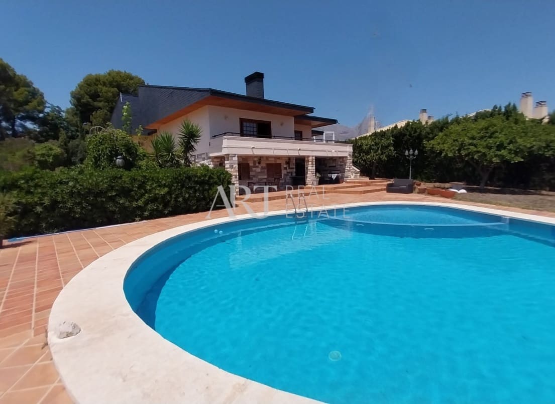 4 soveværelse Villa til salg i La Nucia med swimmingpool garage - € 995.000 (Ref: 9131316)