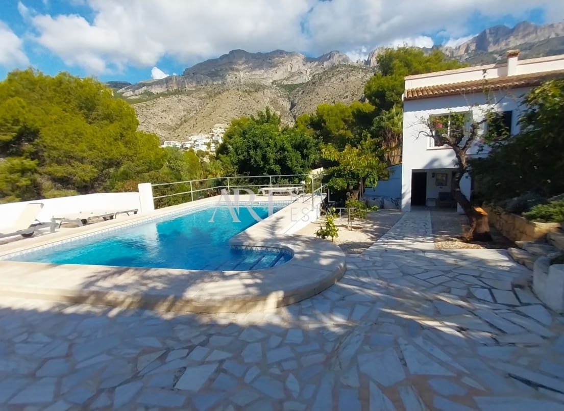 6 bedroom Villa for sale in Altea la Vella with pool garage - € 740,000 (Ref: 9325266)