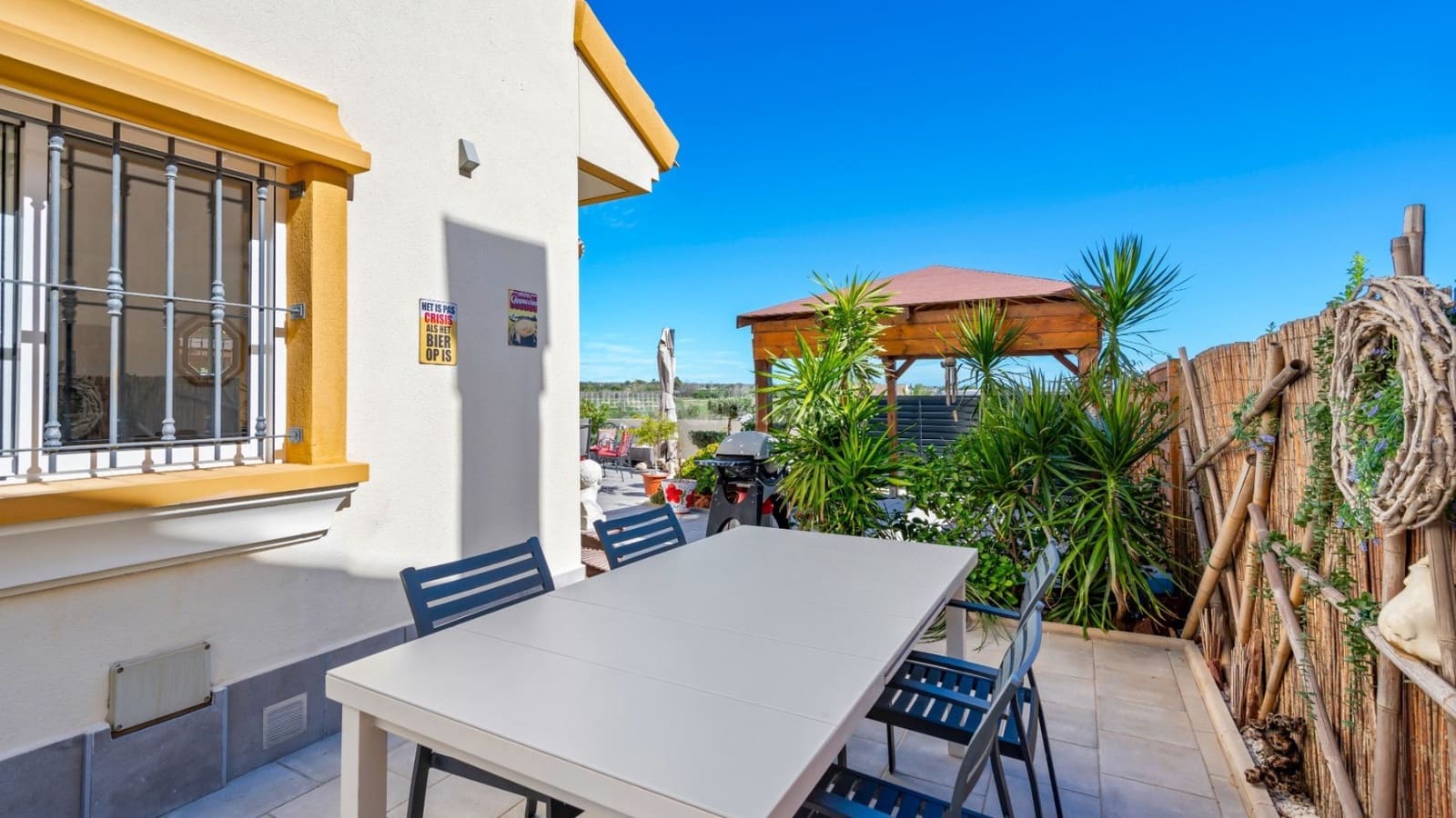 3 makuuhuone Huvila myytävänä paikassa Guardamar del Segura mukana uima-altaan 
autotalli - 350 000 € (Ref: 9430814)