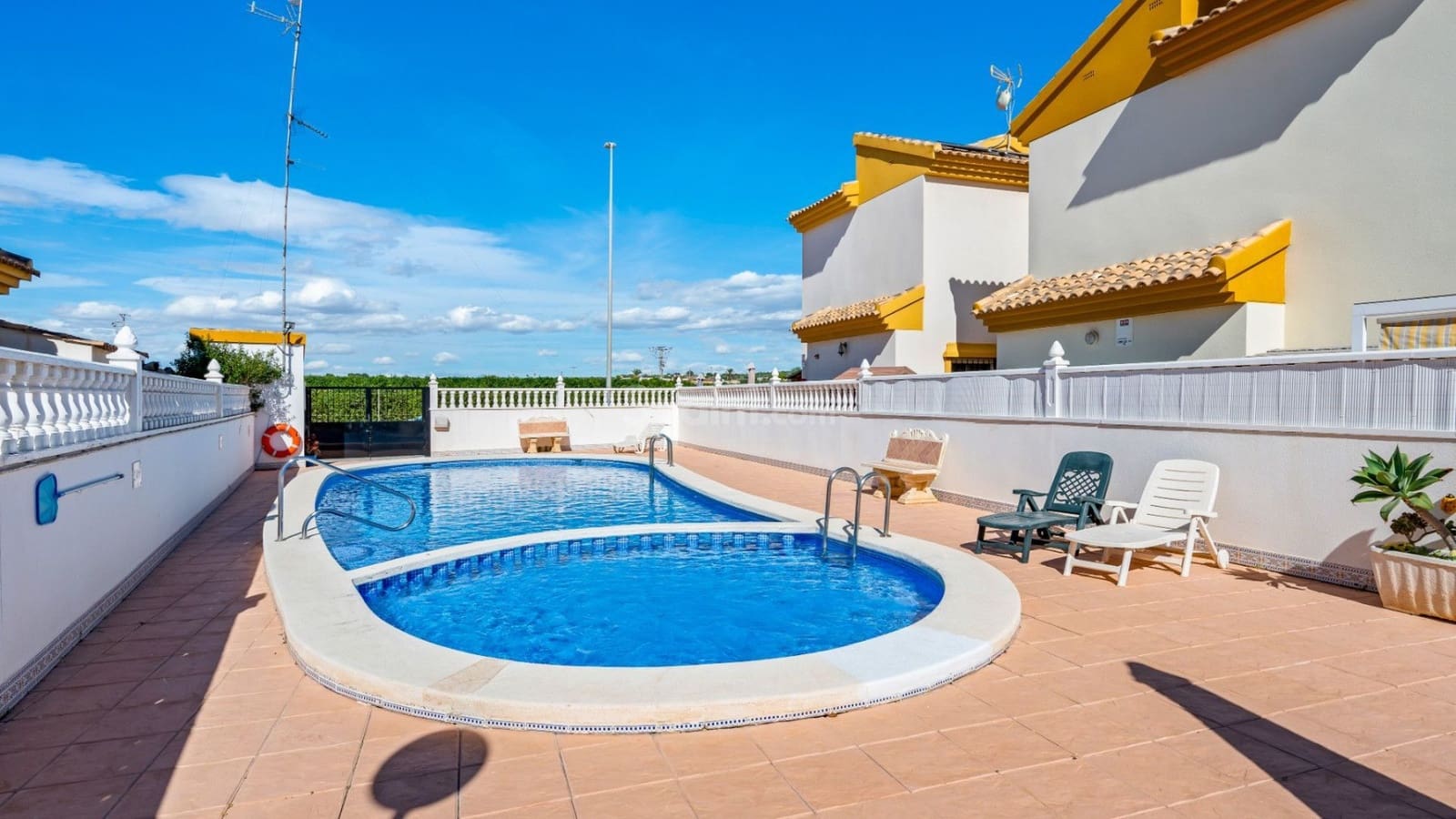 3 makuuhuone Huvila myytävänä paikassa Guardamar del Segura mukana uima-altaan 
autotalli - 350 000 € (Ref: 9430814)