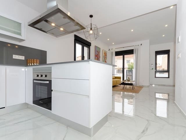 Chalet de 3 habitaciones en Torrevieja en venta con piscina - 424.000 € (Ref: 9572017)