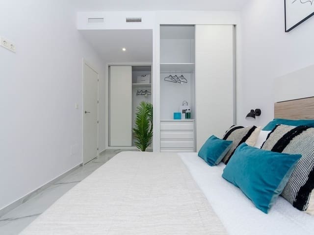 Chalet de 3 habitaciones en Torrevieja en venta con piscina - 424.000 € (Ref: 9572017)