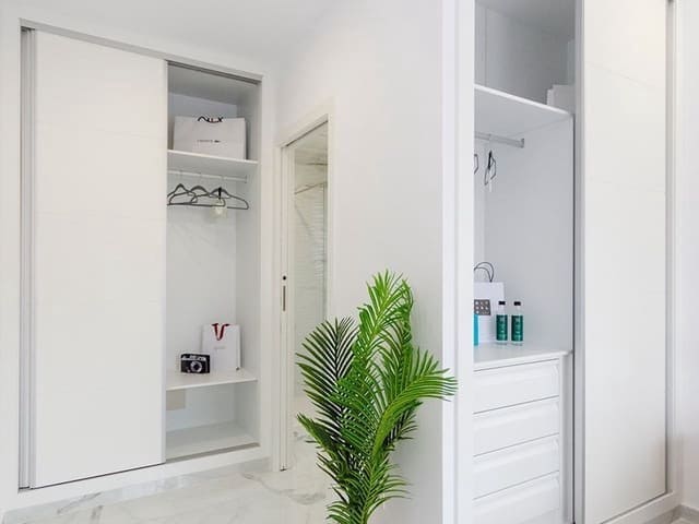 Chalet de 3 habitaciones en Torrevieja en venta con piscina - 424.000 € (Ref: 9572017)