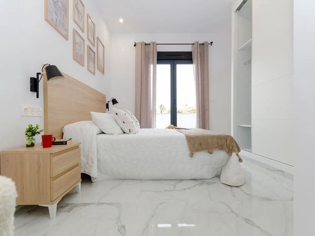 Chalet de 3 habitaciones en Torrevieja en venta con piscina - 424.000 € (Ref: 9572017)