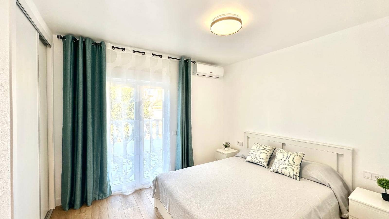 3 chambre Villa/Maison Mitoyenne à vendre à Torrevieja avec piscine - 249 900 € (Ref: 9427228)