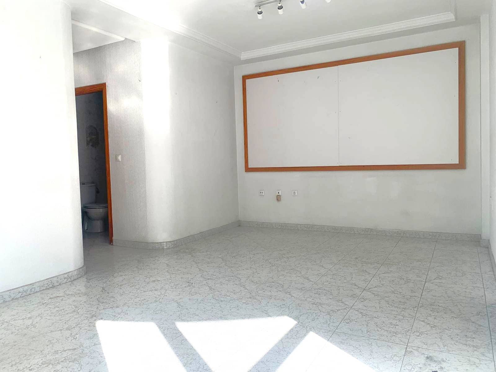 Negocio de 3 habitaciones en Torrevieja en venta - 160.000 € (Ref: 8776624)