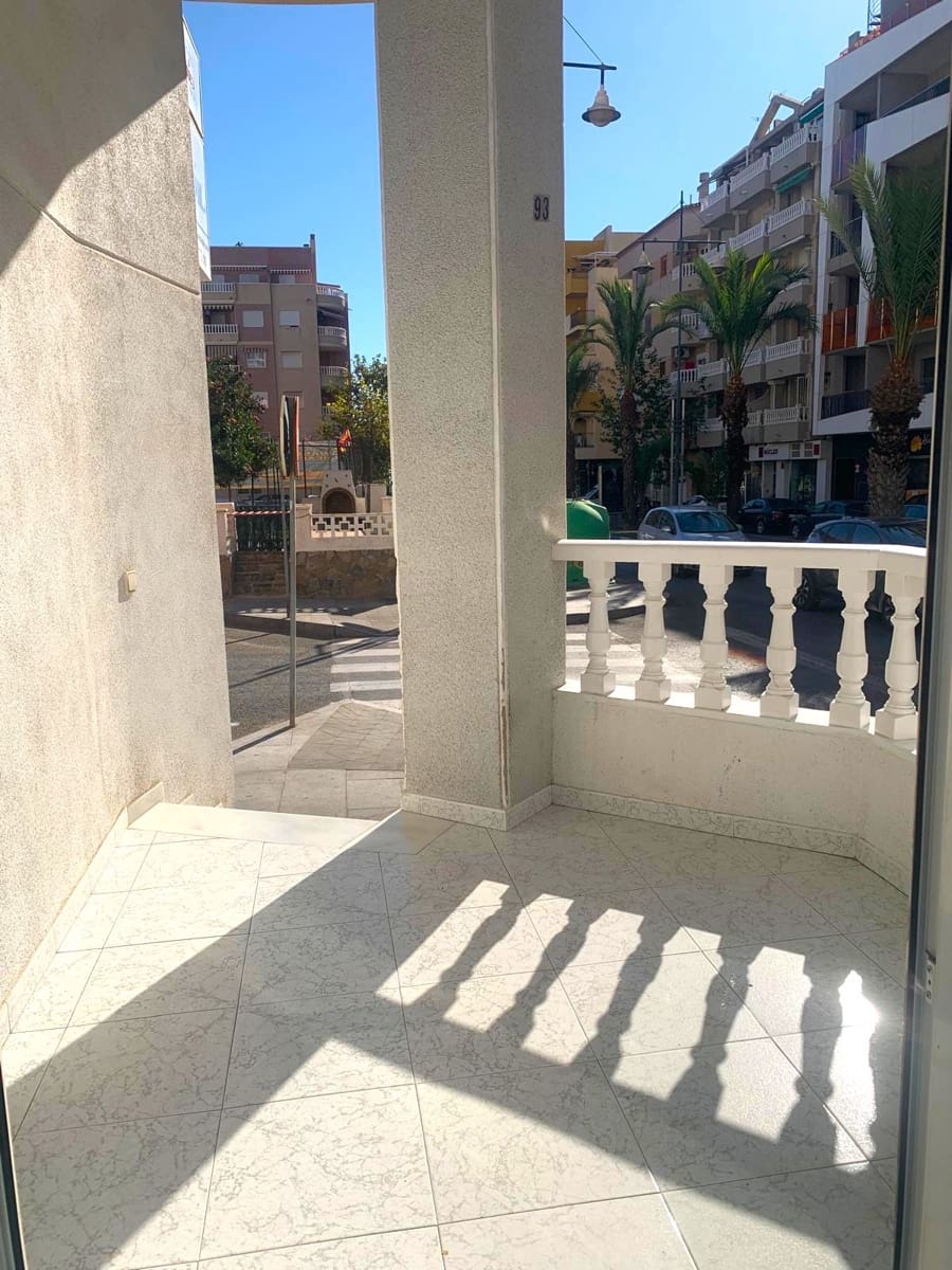 Negocio de 3 habitaciones en Torrevieja en venta - 160.000 € (Ref: 8776624)