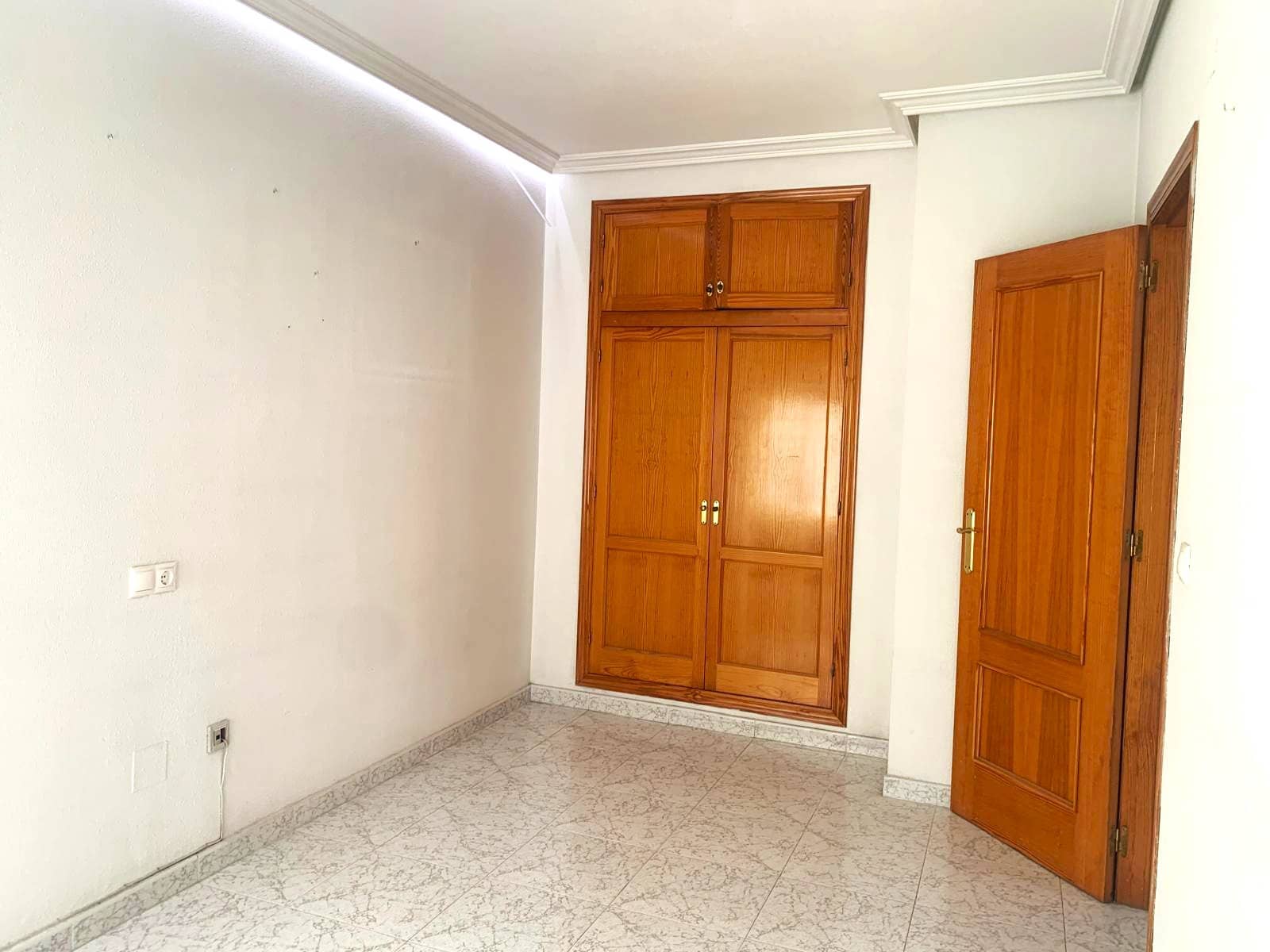 Negocio de 3 habitaciones en Torrevieja en venta - 160.000 € (Ref: 8776624)
