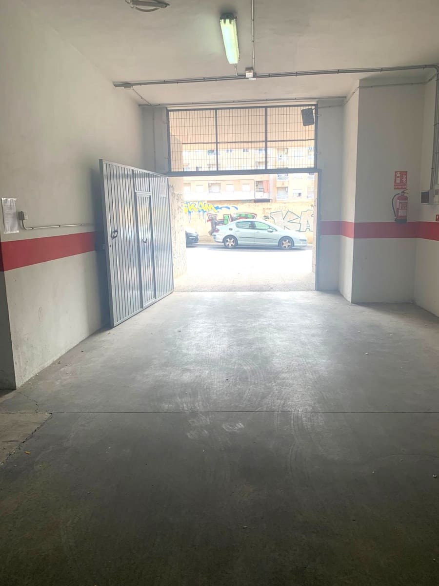 Garage à louer à Torrevieja - 100 € (Ref: 9810859)