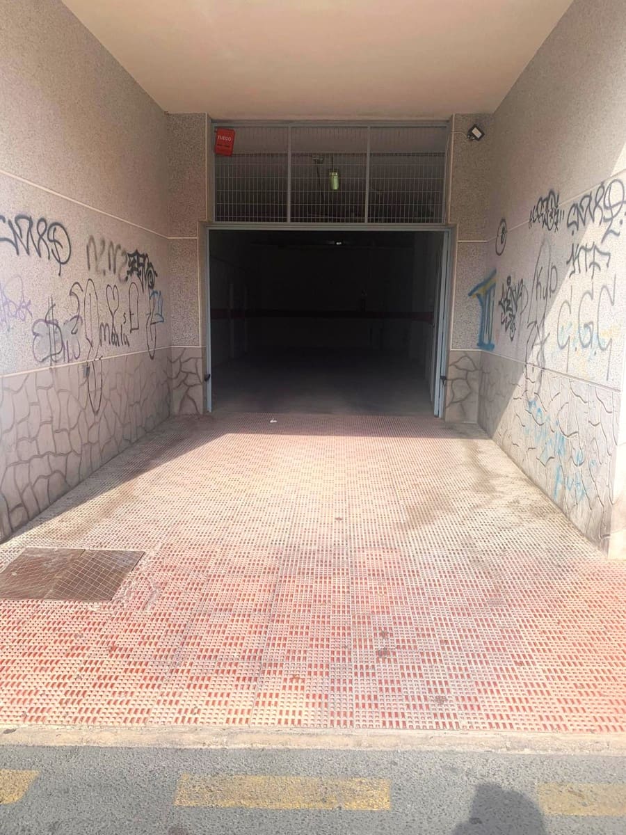 Garage à louer à Torrevieja - 100 € (Ref: 9810859)