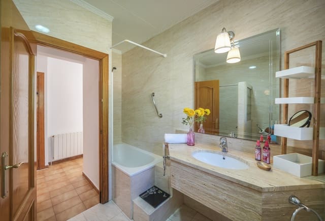 5 bedroom Villa for holiday rental in Vidreres with pool garage - € 900 (Ref: 7975146)