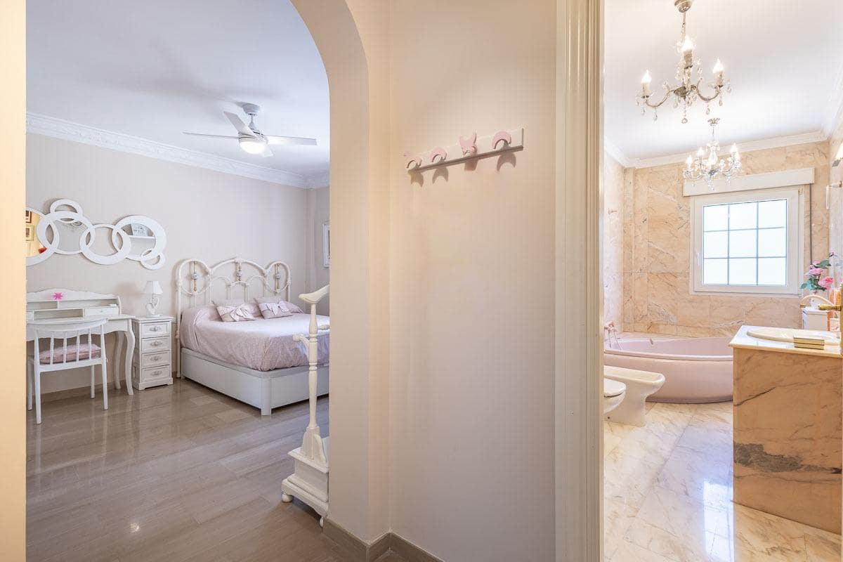7 bedroom Villa for sale in Ogijares with pool garage - € 1,480,000 (Ref: 9167842)