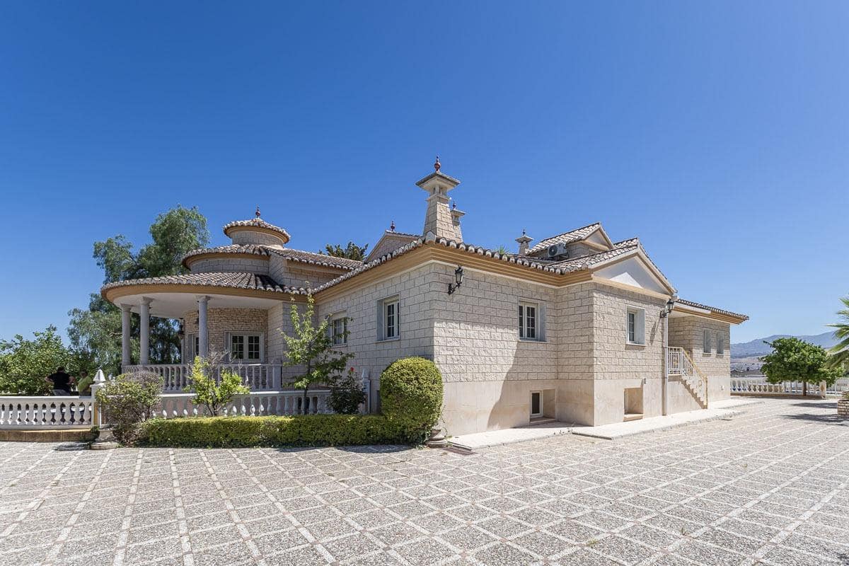 7 bedroom Villa for sale in Ogijares with pool garage - € 1,480,000 (Ref: 9167842)