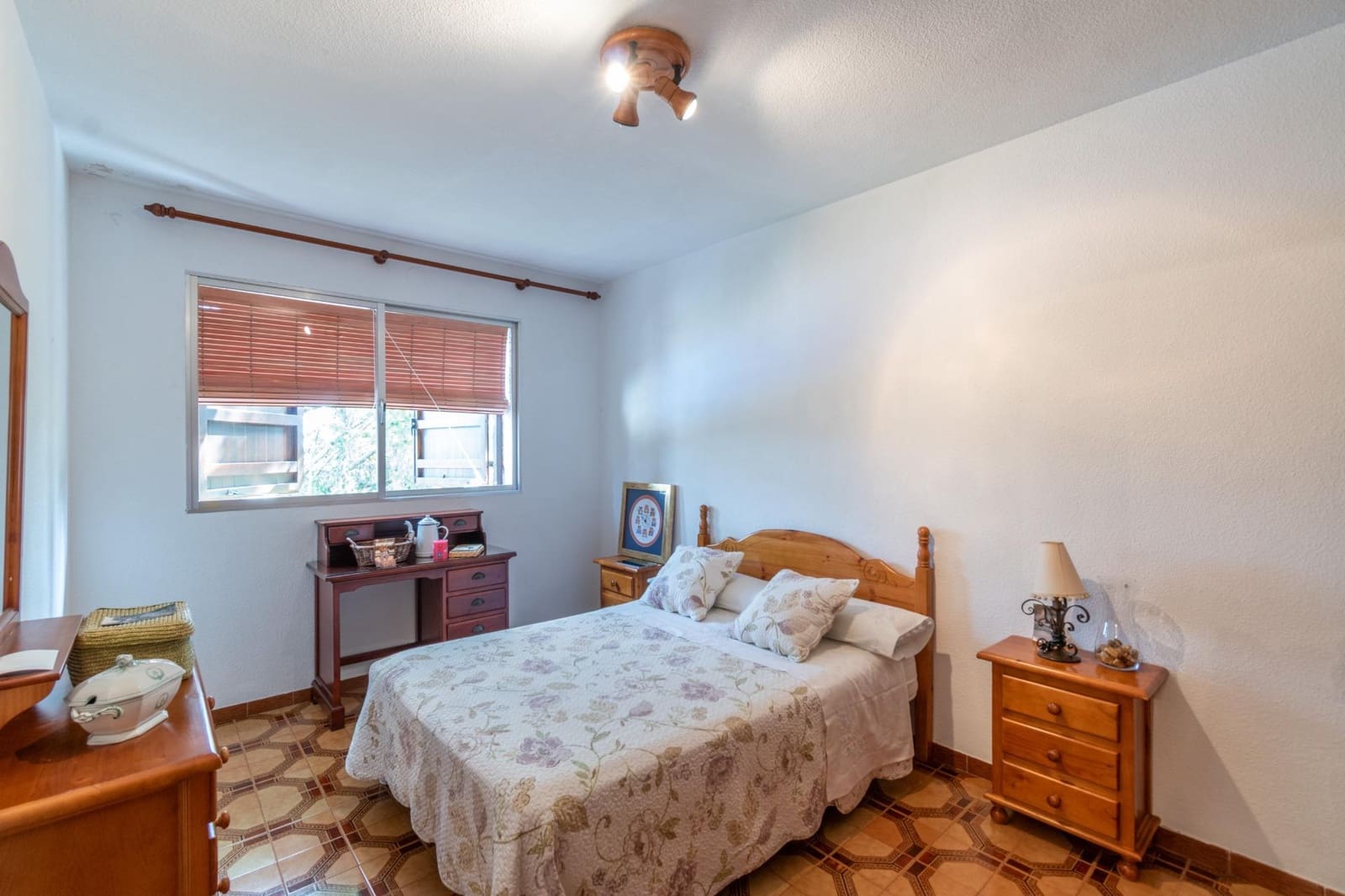 4 slaapkamer Villa te koop in Huetor Santillan met zwembad garage - € 278.000 (Ref: 9206601)