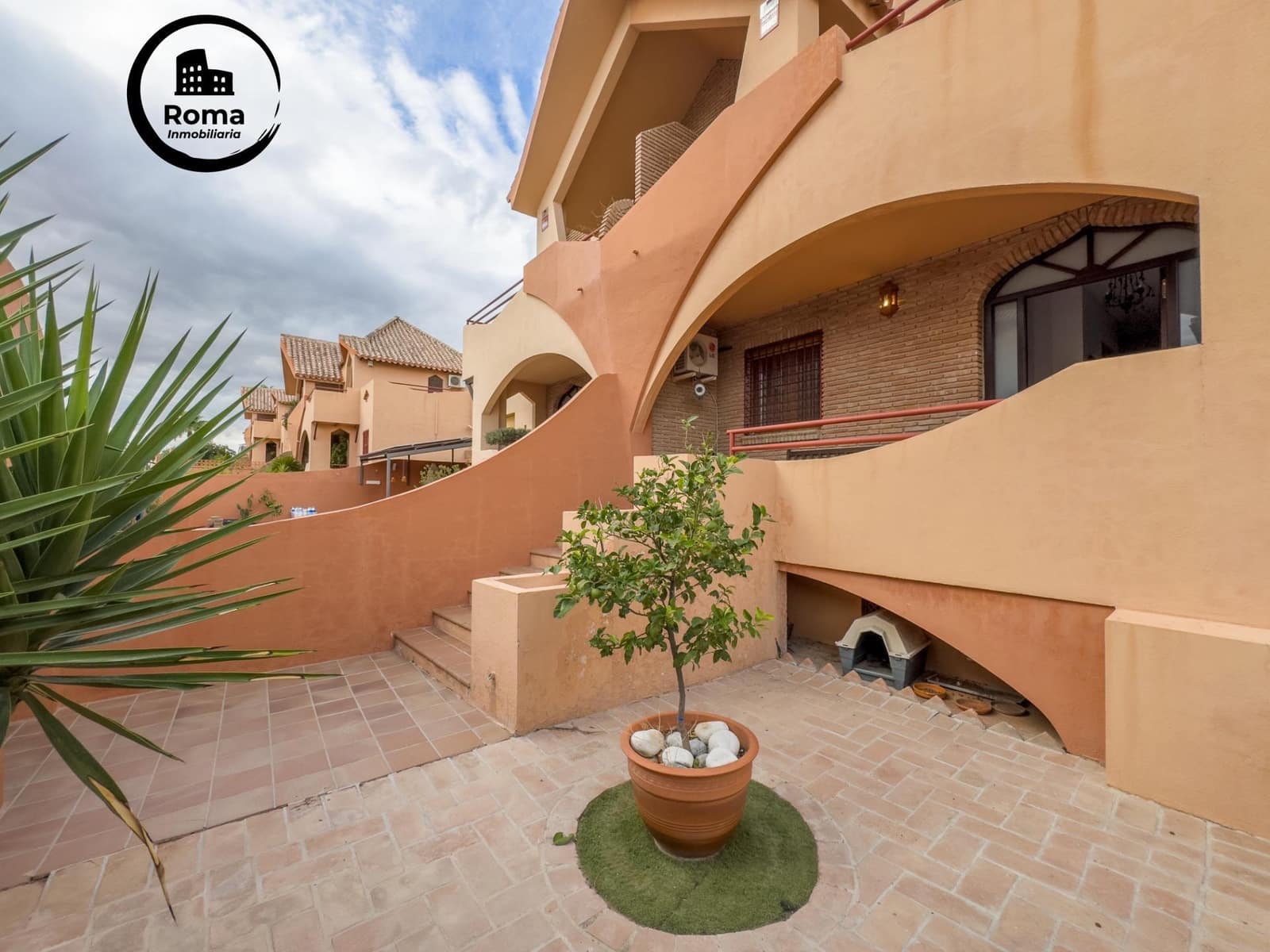 4 bedroom Semi-detached Villa for sale in Las Gabias with pool garage - € 385,000 (Ref: 9252207)