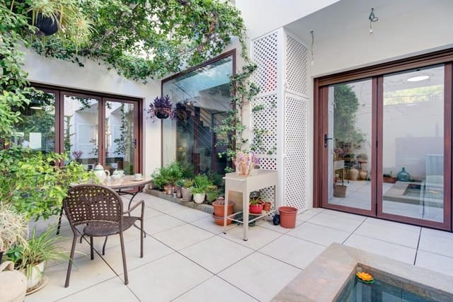 Adosado de 4 habitaciones en Granada ciudad en venta con piscina - 549.000 € (Ref: 9313017)